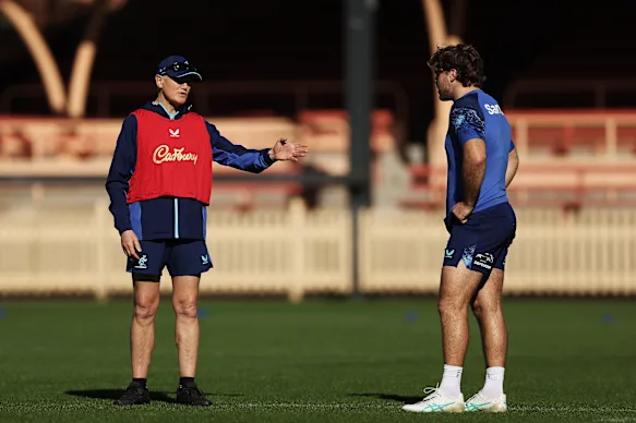 Joe Schmidt parle à Fraser McReight à l'entraînement des Wallabies.