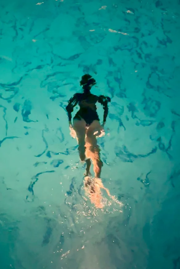 Un invité nage dans la piscine de l’hôtel Hollywood Roosevelt la nuit.