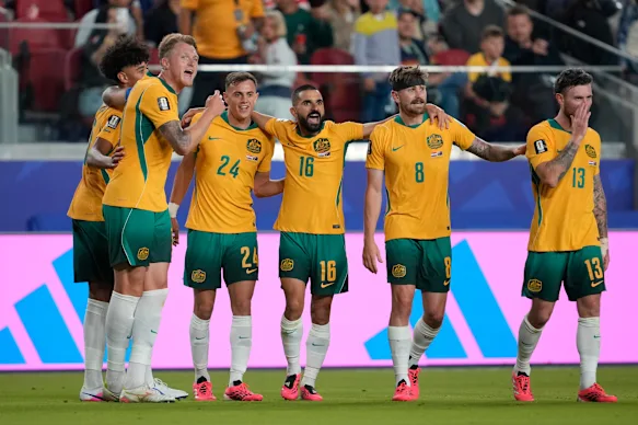 Les joueurs des Socceroos célèbrent leur qualification pour les huitièmes de finale