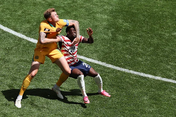 L'Australien Harry Souttar domine l'adversaire américain Folarin Balogun.