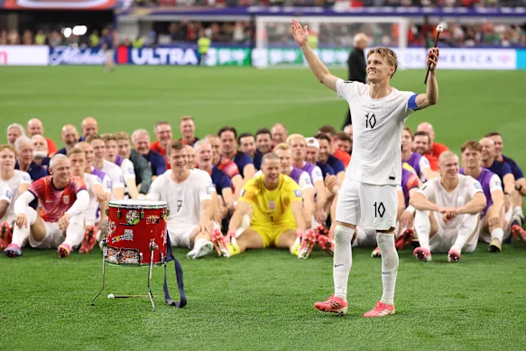 Le Norvégien Martin Oedegaard mène l'équipe dans la célébration du Viking Row après sa victoire contre la Côte d'Ivoire.