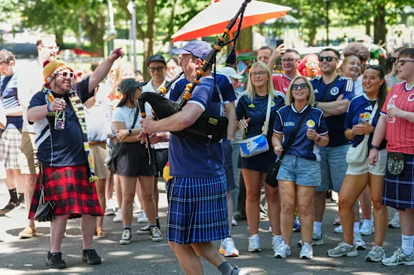 Les fans écossais font la fête dans un parc du centre de Boston.