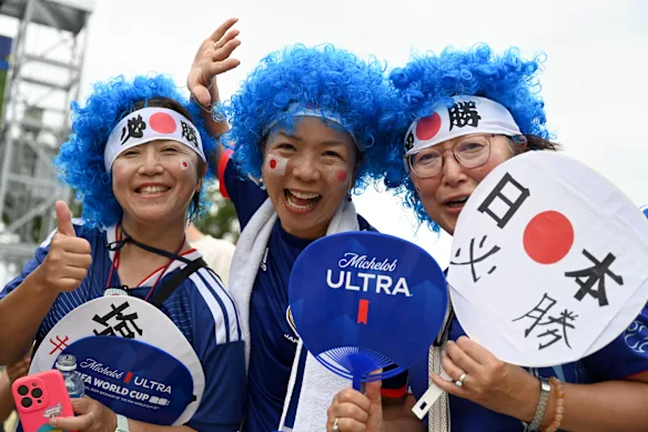Les fans applaudissent avant le match de Coupe du monde entre le Japon et la Suède à Arlington, au Texas.