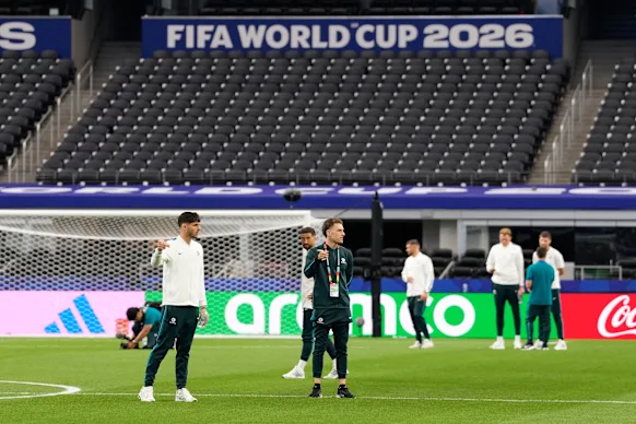 Joueurs des Socceroos lors d'une inspection du terrain à la veille du match de Coupe du Monde contre l'Egypte.