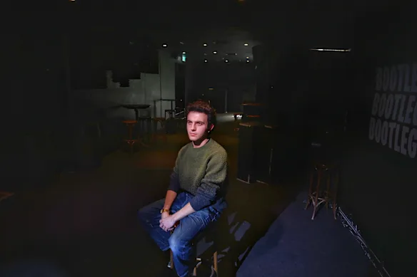En tant que musicien, Sammut a déclaré que c'était comme une « insulte » de regarder un artiste se produire en direct en utilisant une piste principalement générée par l'IA.