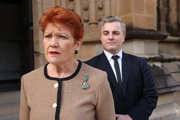 Pauline Hanson, leader de One Nation, avec le sénateur Sean Bell au service commémoratif de Teena McQueen. 