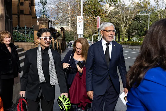 Elizabeth Henderson (au centre), associée chez Herbert Smith Freehills Kramer, et Warren Mundine (à droite), homme d'affaires et défenseur des droits des Autochtones.                  