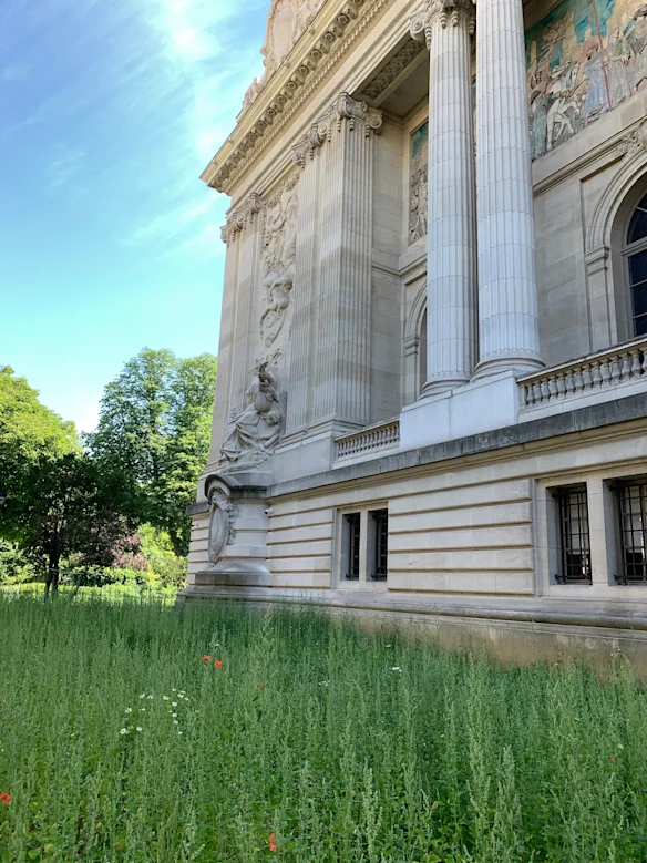 Plantations lâches et tranquilles à l'extérieur du Grand Palais, plus formel
