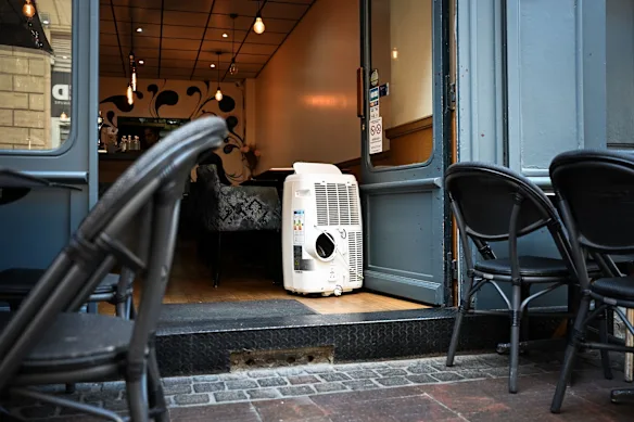 Une unité de climatisation à la porte d'un restaurant à Toulouse, France.