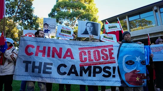 Des manifestants ouïghours devant le zoo d'Adélaïde en 2024 lors de la visite de quatre jours du Premier ministre chinois Li Qiang en Australie.