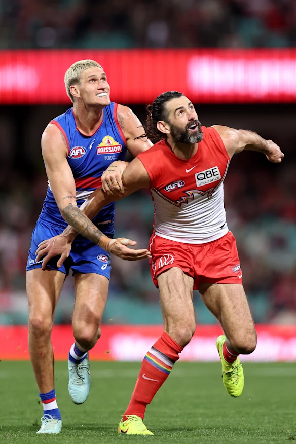 Brodie Grundy a dominé Rory Lobb dans la mêlée tandis que Tim English a été déployé en arrière.