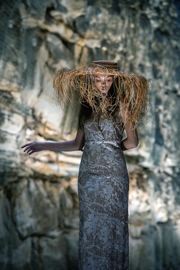 Kaleema Donovan portant Maara Collective dans le pan coupé à Barangaroo. 