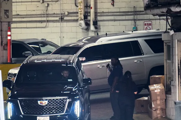 Un SUV argenté censé transporter Taylor Swift arrive sur les lieux jeudi soir (vendredi matin AEST).
