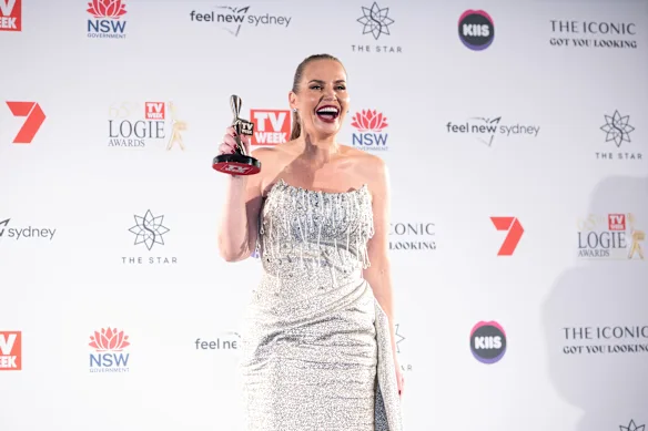 Dokic avec sa Logie, vêtue d'une robe d'Alin Le' Kal.