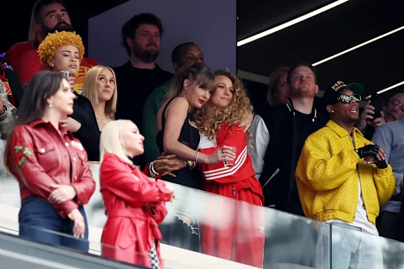 Taylor Swift et Blake Lively, au centre, au Super Bowl en 2024.
