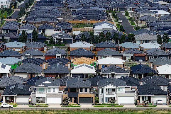 Les prix de l'immobilier sont en baisse dans les sièges marginaux du parti travailliste à Melbourne, mais les députés locaux affirment que la communauté soutient cette décision.