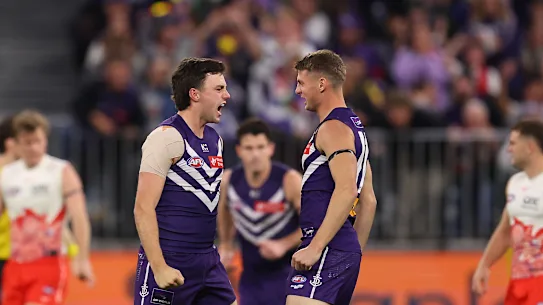 Jordan Clark des Dockers célèbre le premier but de l'équipe au troisième quart