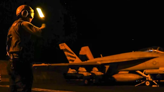 Un avion de combat américain se prépare à décoller au milieu d’une nouvelle vague d’attaques contre des cibles iraniennes.