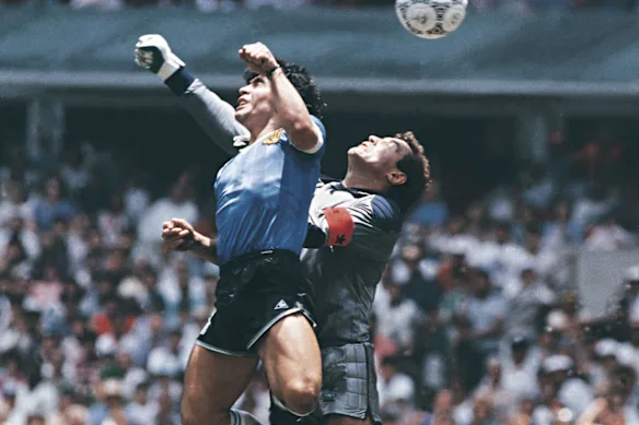 Diego Maradona envoie le ballon au fond des filets pour son but de la « Main de Dieu » contre l'Angleterre en 1986.