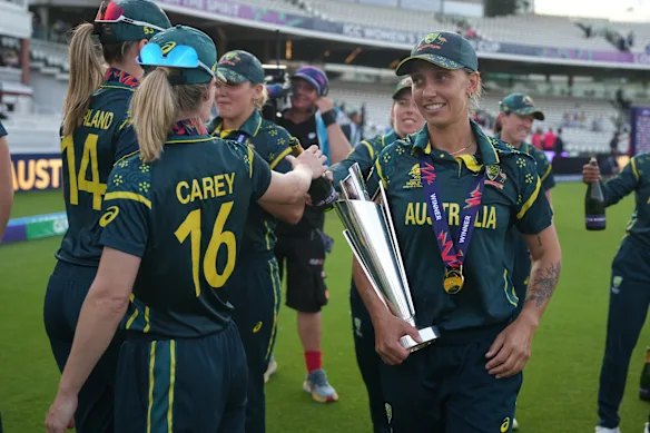 Ash Gardner avec le trophée de la Coupe du monde T20 à Lord's.