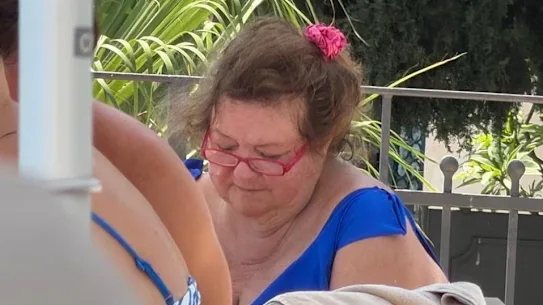 La magnat des mines Gina Rinehart au bord de la piscine en Italie.