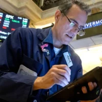 Marchés aujourd&rsquo;hui : Wall Street se stabilise, l&rsquo;ASX est sur le point de chuter ; L&rsquo;accord Paramount-Warner Bros suspendu par le juge