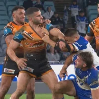 Jaeman Salmon: l’attaquant des Bulldogs riposte aux fans abusifs des Wests Tigers après l’altercation d’Alex Twal