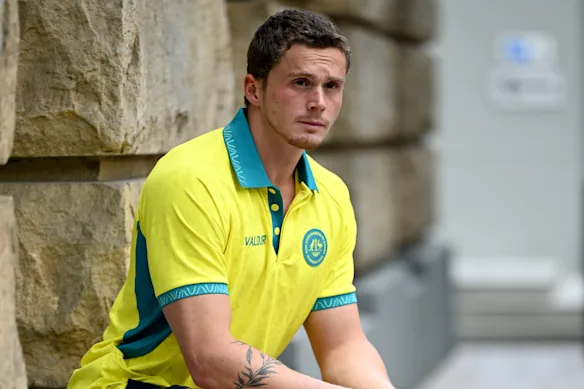 Isaac Cooper pose pour une photo avant les Jeux du Commonwealth. 