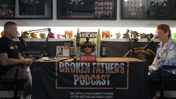 Le leader de One Nation s’adresse à l’animateur du podcast Broken Fathers, Jared Purcell.