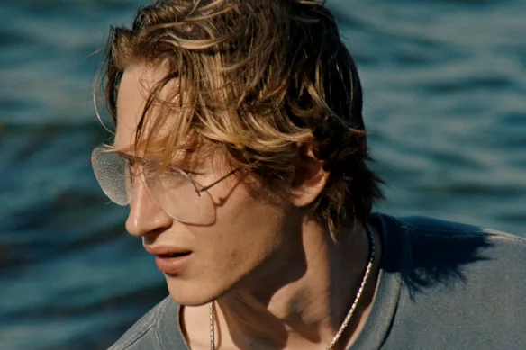 Edik Beddoes incarne un jeune homme inexplicablement imprudent dans Blue Heron.
