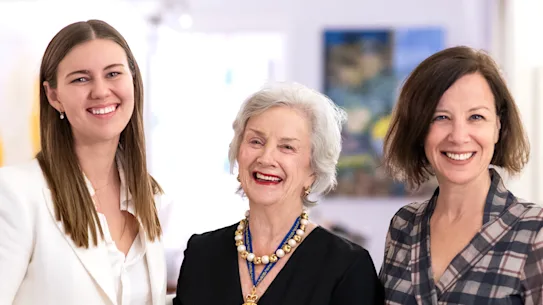 La nouvelle directrice générale du Fonds Vida, Brittany Higgins, avec la présidente du conseil consultatif, Wendy McCarthy et la directrice du conseil d'administration du fonds, Jo Dyer,