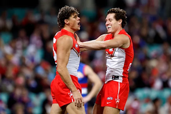 Charlie Curnow et Hayden McLean se sont révélés beaucoup trop difficiles à gérer pour les Western Bulldogs.