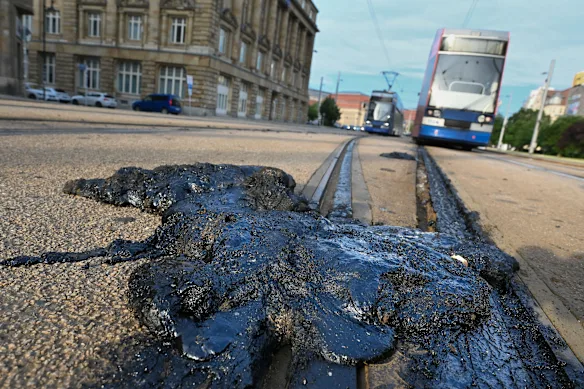Bitume fondu sur les voies du tramway de Leipzig.