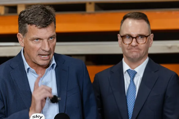 Le chef de l'opposition Angus Taylor et Andrew Bragg.