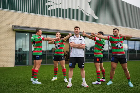 Les stars de Rabbitohs Jack Wighton, Cam Murray, Cody Walker et David Fifita montrent leur soutien à Jai Arrow (au centre).