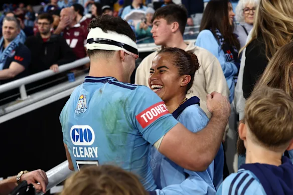 Embrassez-nous : Nathan Cleary fait la fête avec sa petite amie Mary Fowler.