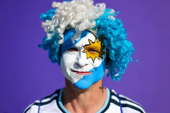 Des gens de diverses régions du monde se rassemblent et affichent leurs couleurs.