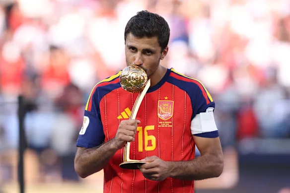 Rodri embrasse son trophée Ballon d'Or.