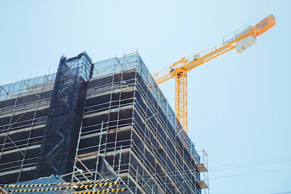 La construction du plus grand nombre de logements en cinq ans a été approuvée en 2025-2026. Mais le pays reste bien en deçà de ses nouveaux objectifs nationaux.