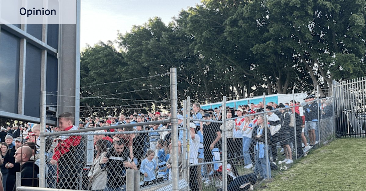 Portaloo Park 2.0 : L'équipe féminine des Sharks change près des urinoirs masculins