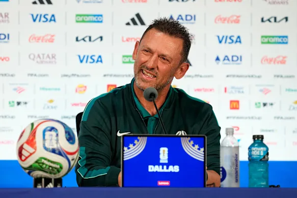 L'entraîneur des Socceroos, Tony Popovic, s'exprimant à Dallas avant le match contre l'Égypte.