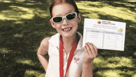 Maya Joint à 7 ans, après avoir remporté son premier tournoi, et célébrant mardi (AEST) sa victoire sur Serena Williams à Wimbledon.