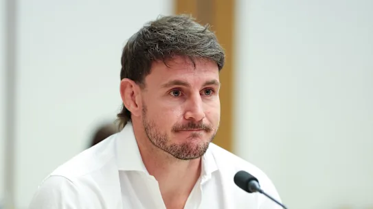 Luke Bateman lors d'une audience sur le projet de loi travailliste sur les jeux de hasard.