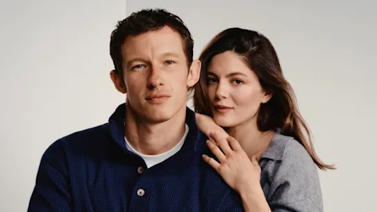 Callum Turner et Monica Barbaro jouent dans One Night Only.