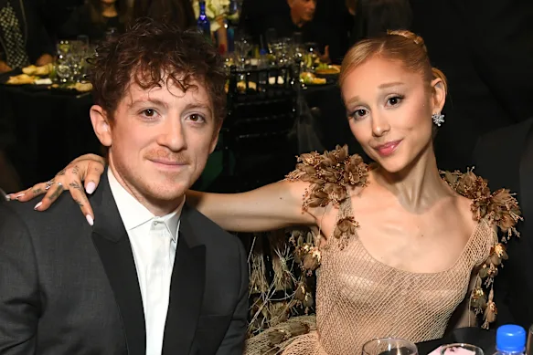 Ariana Grande avec Ethan Slater en 2025.