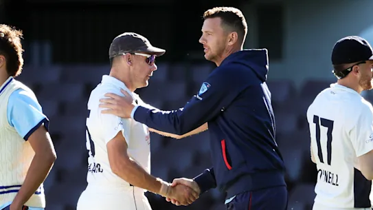 Josh Hazlewood serre la main de Scott Boland après leur match Sheffield Shield au SCG l'été dernier.