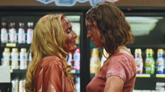 Une nuit de sexe torride laisse Billy de Gillian Anderson (à gauche) et Kris de Hannah Einbinder inexplicablement couverts de sang.