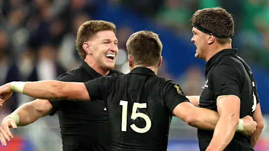 Les frères Jordie Barrett, Beauden Barrett et Scott Barrett célèbrent après la victoire.