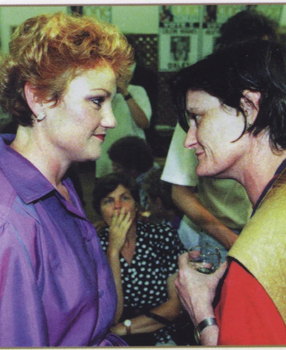 Pauline Hanson avec la journaliste et auteure Margo Kingston pendant la campagne électorale.