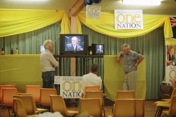 Les partisans restants de One Nation regardent le discours de victoire de John Howard en 1998, après la défaite et le départ de Pauline Hanson.